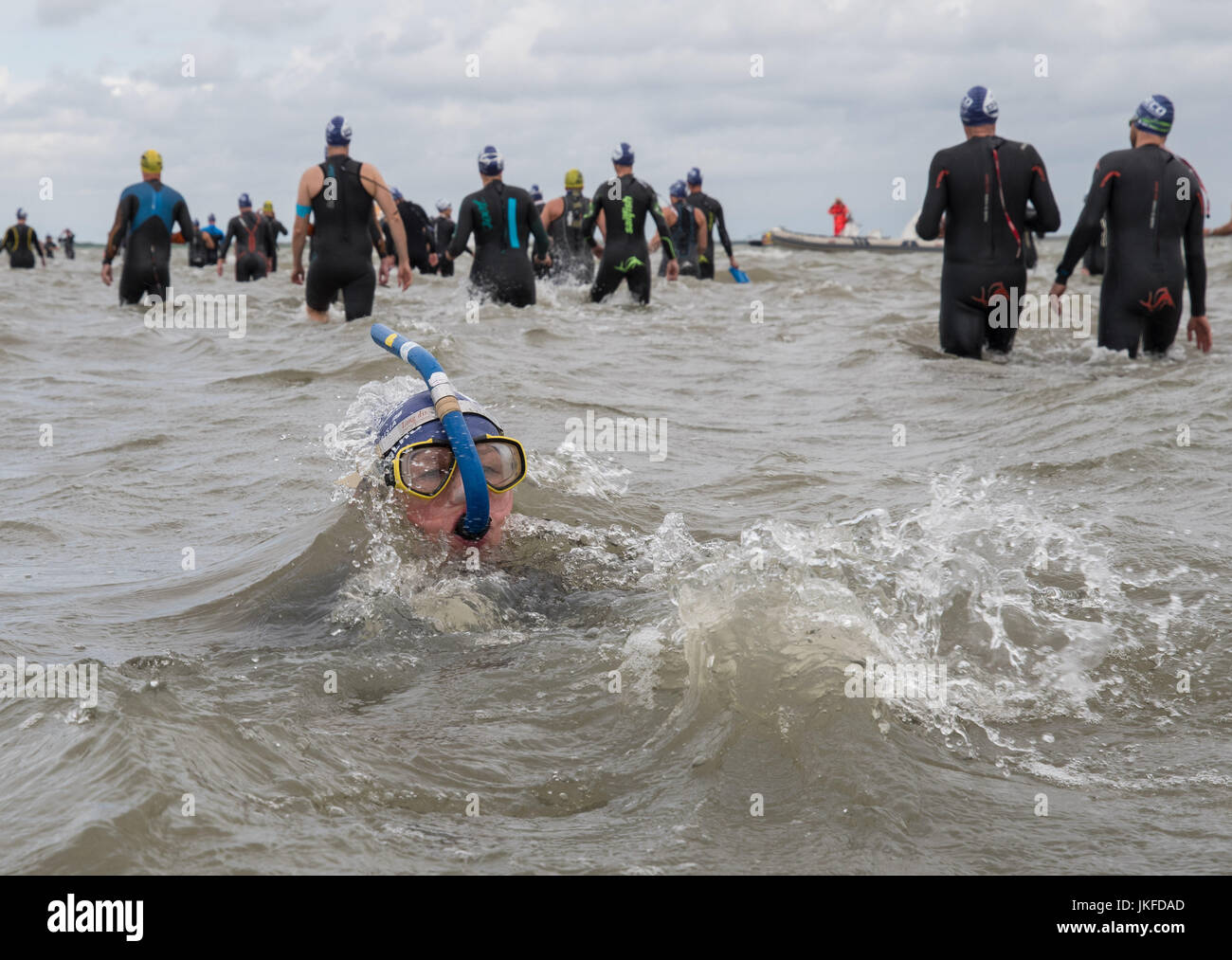 Hilgenriedersiel, Deutschland. 23. Juli 2017. Einige 300 Langstrecken-Schwimmer beginnen bei der traditionellen Insel schwimmen Event an der Nordsee in Hilgenriedersiel, Deutschland, 23. Juli 2017. Touristen folgen die Veranstaltung von einem Schiff. Die 300 Extremsportler auf die 8 genommen haben 2 Kilometer Herausforderung mit dem Wetter sehr windig und inkonsistent. Die Route sehen die Schwimmer, die Ankunft in der Ostfriesischen Insel Norderney. Foto: Ingo Wagner/Dpa/Alamy Live News Stockfoto