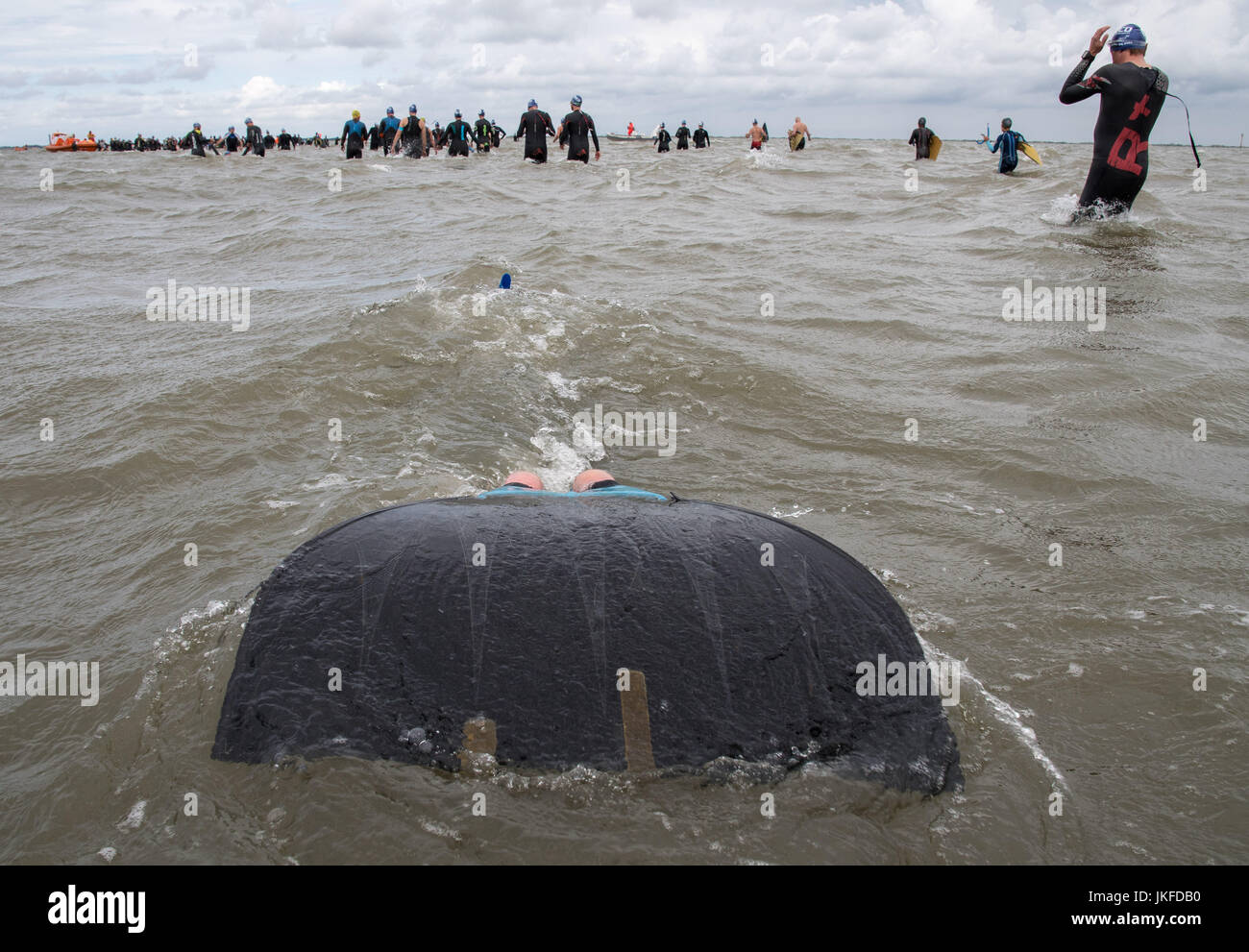 Hilgenriedersiel, Deutschland. 23. Juli 2017. Einige 300 Langstrecken-Schwimmer beginnen bei der traditionellen Insel schwimmen Event an der Nordsee in Hilgenriedersiel, Deutschland, 23. Juli 2017. Touristen folgen die Veranstaltung von einem Schiff. Die 300 Extremsportler auf die 8 genommen haben 2 Kilometer Herausforderung mit dem Wetter sehr windig und inkonsistent. Die Route sehen die Schwimmer, die Ankunft in der Ostfriesischen Insel Norderney. Foto: Ingo Wagner/Dpa/Alamy Live News Stockfoto