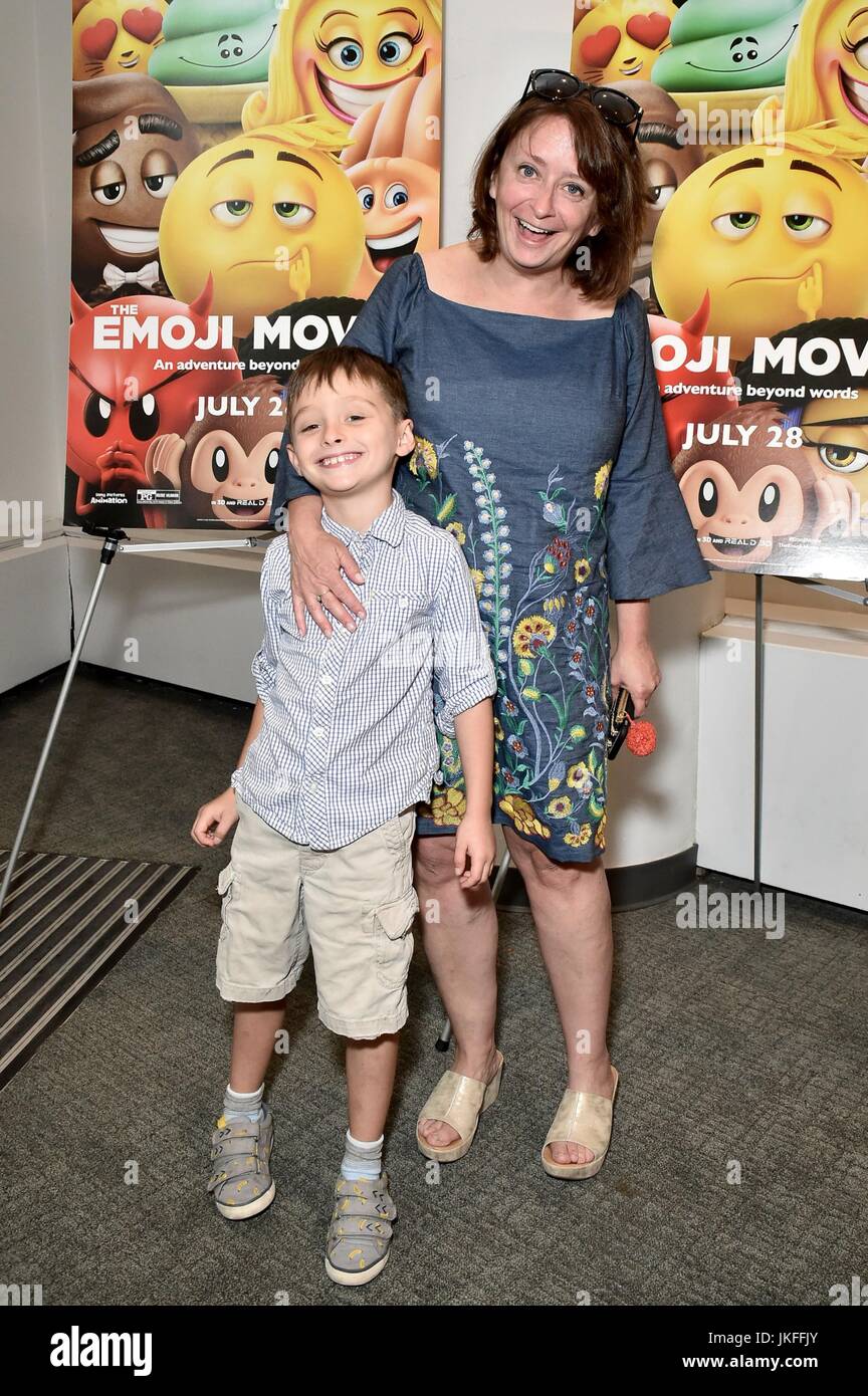 Eli Benjamin Wahl Rachel Dratch Im Ankunftsbereich Der Emoji Film Premiere New York Institute Of Technology New York Ny 23 Juli 2017 Foto Von Steven Ferdman Everett Collection Stockfotografie Alamy