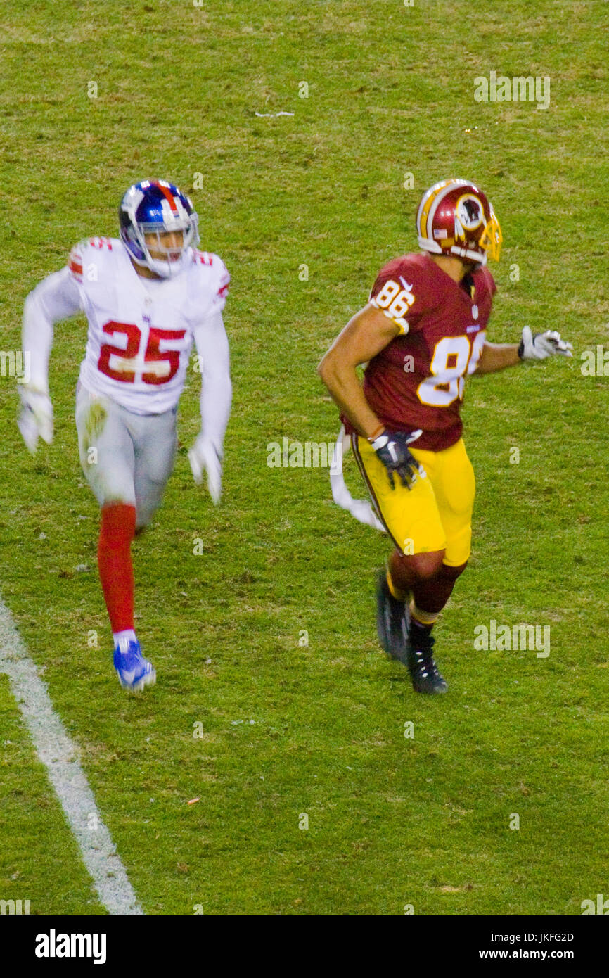 Skins tight end Jordan Reed (#86) und Riesen-Runningback Shaun Draughn (#25) während der Washington Redskins Vs New York Giants am 1. Januar 2017 an FedExField in Landover, Maryland statt. Stockfoto