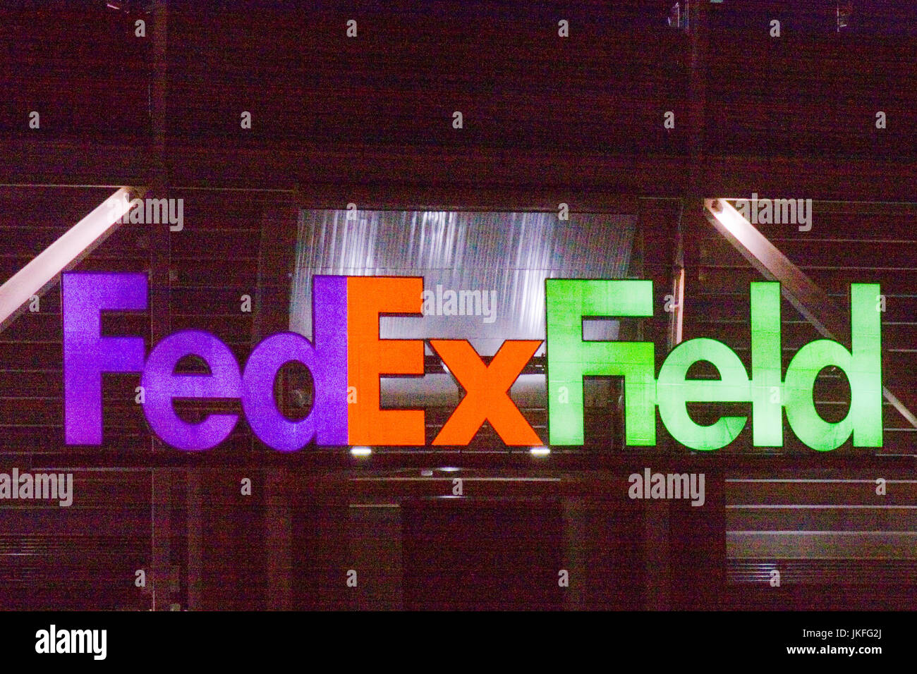 FedExField Zeichen beleuchtet in der Nacht nach der Washington Redskins Vs New York Giants am 1. Januar 2017 an FedExField in Landover, Maryland statt. Stockfoto