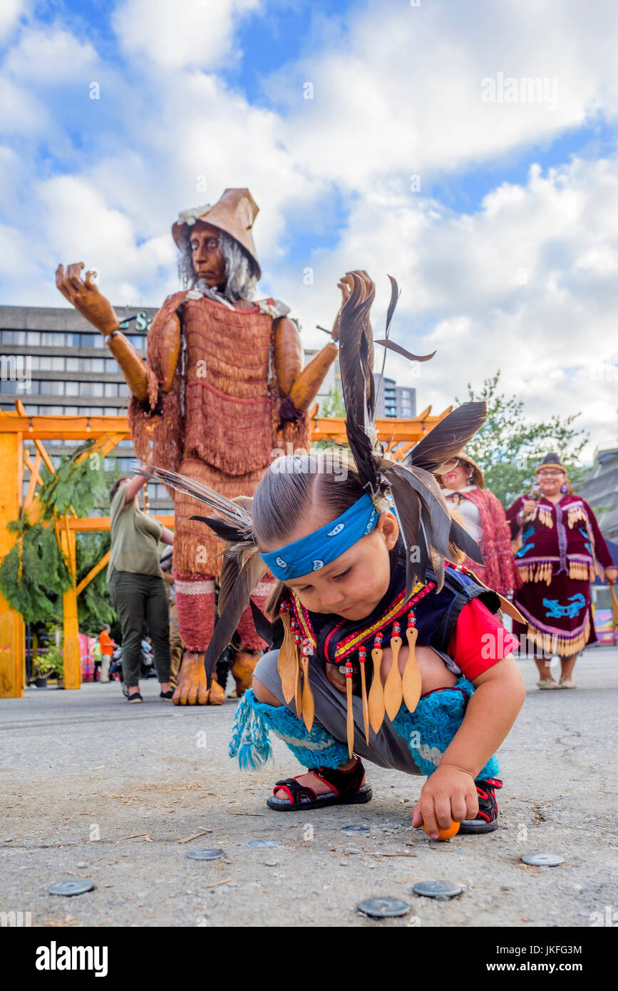 Vancouver, Kanada. 22. Juli 2017. Die todspule Erste Willkommen Hych'ka, riesige Coast Salish Marionette an der Trommel erscheint Ruft Festival, Kanada 150 + event, larwill Park, Vancouver, British Columbia, Kanada. Quelle: Michael Wheatley/Alamy leben Nachrichten Stockfoto