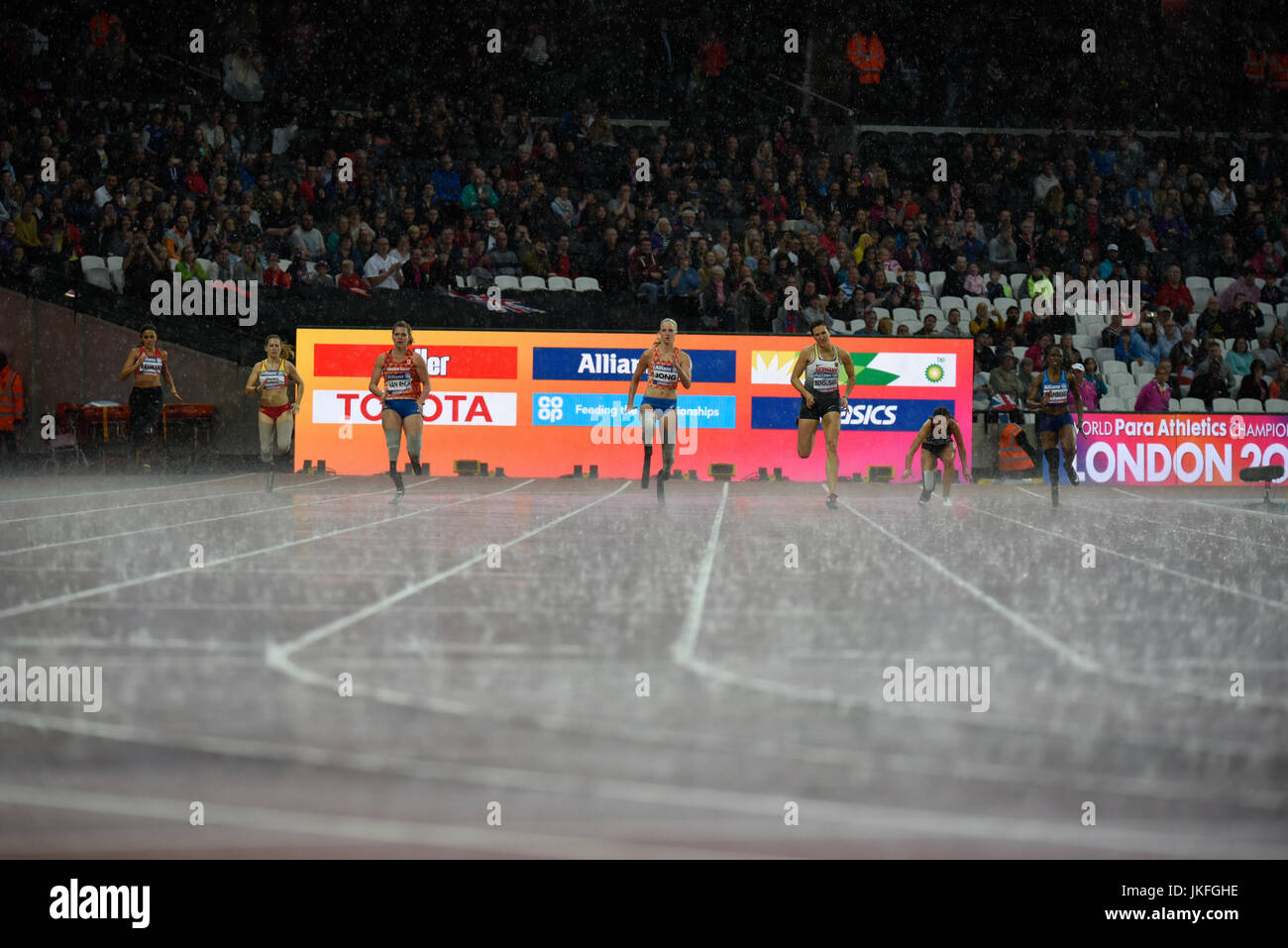 Die letzte Sitzung des Welt Para Leichtathletik Meisterschaften in der erneuerten Olympiastadion begann im Tückischen Gewitterbedingungen mit Marlou van Rhijn - den Spitznamen 'Blade Baby' - Gold im 200 m T44 Stockfoto