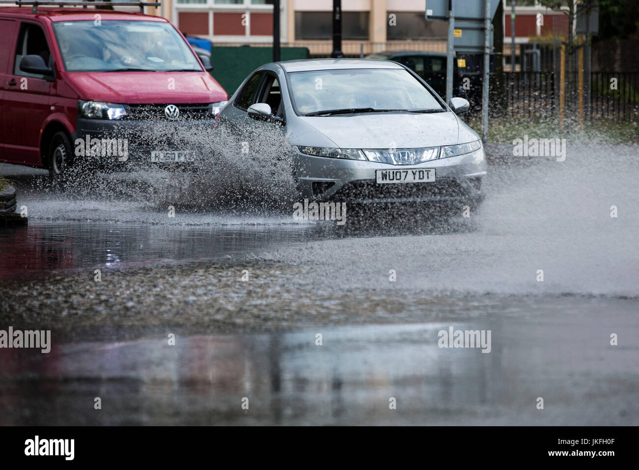 Bristol, UK. 23. Juli 2017. Fahrer zu verhandeln ihren Weg durch die überfluteten Straßen im Zentrum von Bristol. Schwerer Sturm Duschen führten um zu Sturzfluten in einigen Bereichen der Stadt. 23. Juli 2017 Kredit: Adam Gasson/Alamy Live-Nachrichten Stockfoto