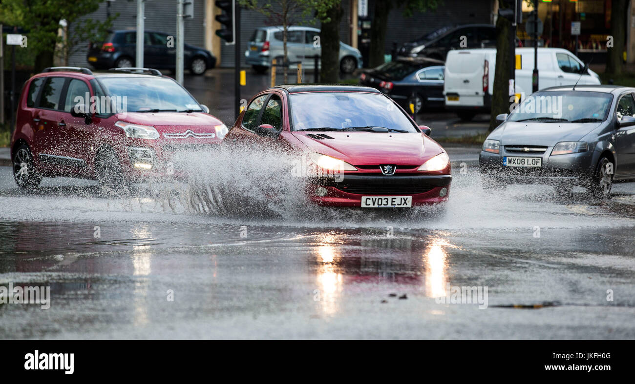 Bristol, UK. 23. Juli 2017. Fahrer zu verhandeln ihren Weg durch die überfluteten Straßen im Zentrum von Bristol. Schwerer Sturm Duschen führten um zu Sturzfluten in einigen Bereichen der Stadt. 23. Juli 2017 Kredit: Adam Gasson/Alamy Live-Nachrichten Stockfoto