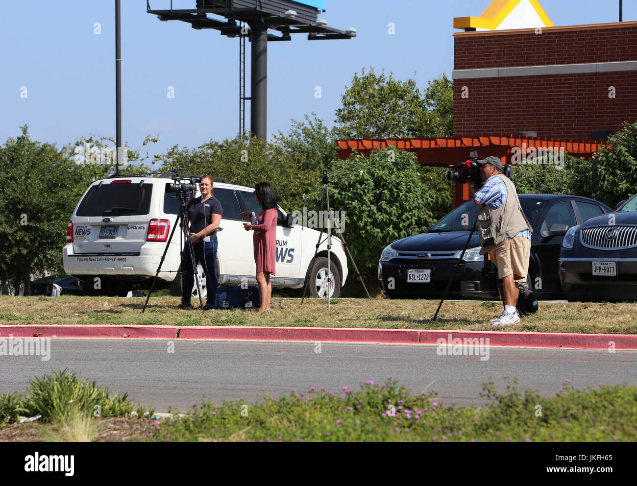 (170723)--SAN ANTONIO (USA), 23. Juli 2017 (Xinhua)--lokale Journalisten arbeiten in der Nähe von einem Walmart Parkplatz, nachdem es von der örtlichen Polizei in San Antonio, Texas, Vereinigte Staaten, am 23. Juli 2017 abgesperrt war. Acht Personen wurden gefunden, tot in einem Wohnwagen mit illegalen Einwanderern auf dem Walmart Parkplatz im südlichen Texas City von San Antonio am frühen Sonntag Morgen, sagte Behörden. (Xinhua/Yan Bo) Stockfoto
