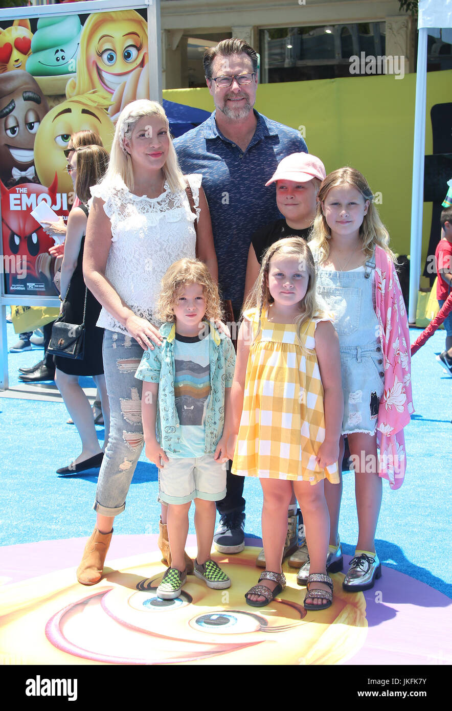 WESTWOOD, CA - 23.Juli: Tori Spelling, Dean McDermott, Finn McDermott, Hattie McDermott, Liam McDermot, bei Premiere von Columbia Pictures und Sony Pictures Animation "die Emoji-Film" im Regency Village Theatre In Kalifornien am 23. Juli 2017. Bildnachweis: FS/MediaPunch Stockfoto