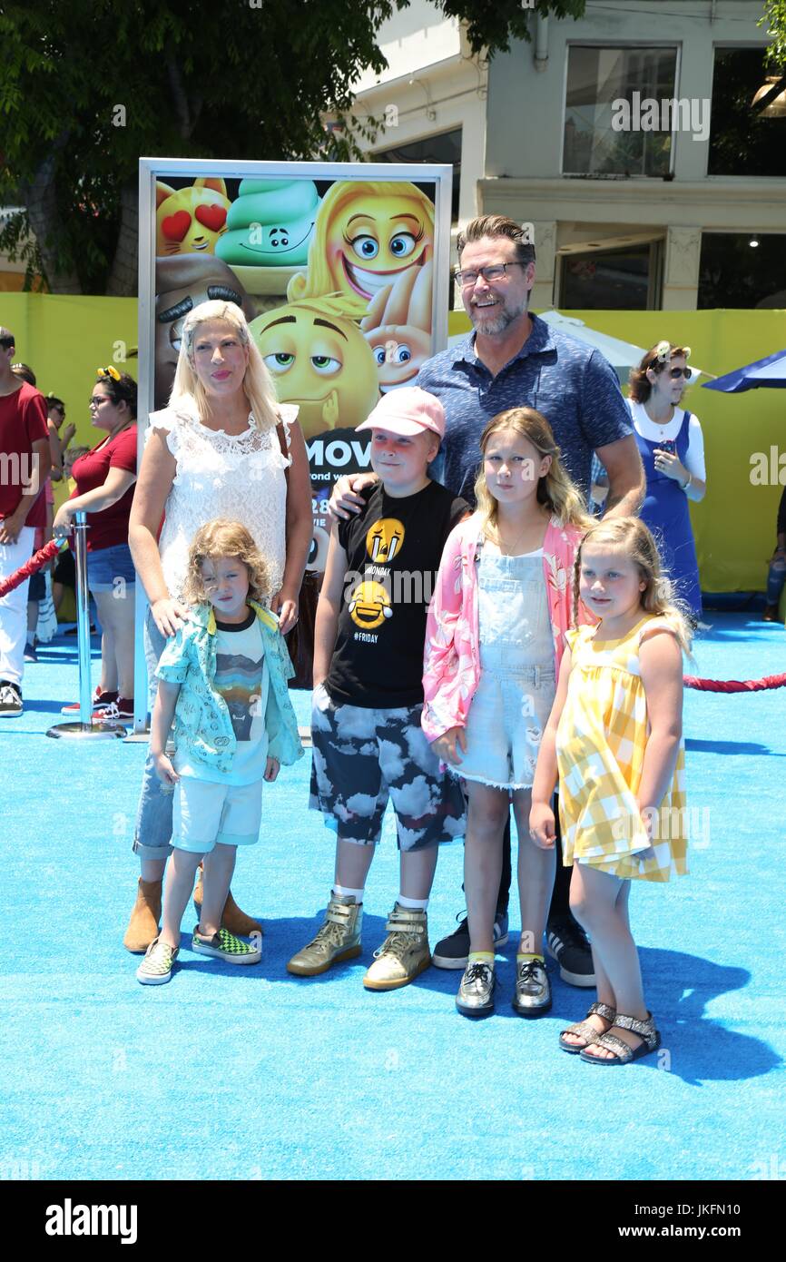 Los Angeles, USA. 23. Juli 2017. Dean McDermott, Stella Doreen McDermott, Tori Spelling, Liam McDermott, Finn Davey McDermott, Hattie McDermott. Premiere von Columbia Bilder und Sony Pictures Animation des '' The Emoji Movie'' statt im Regency Village Theatre - Westwood, CA. Bildnachweis: PMA/AdMedia Credit: Pma/AdMedia/ZUMA Draht/Alamy Live News Stockfoto