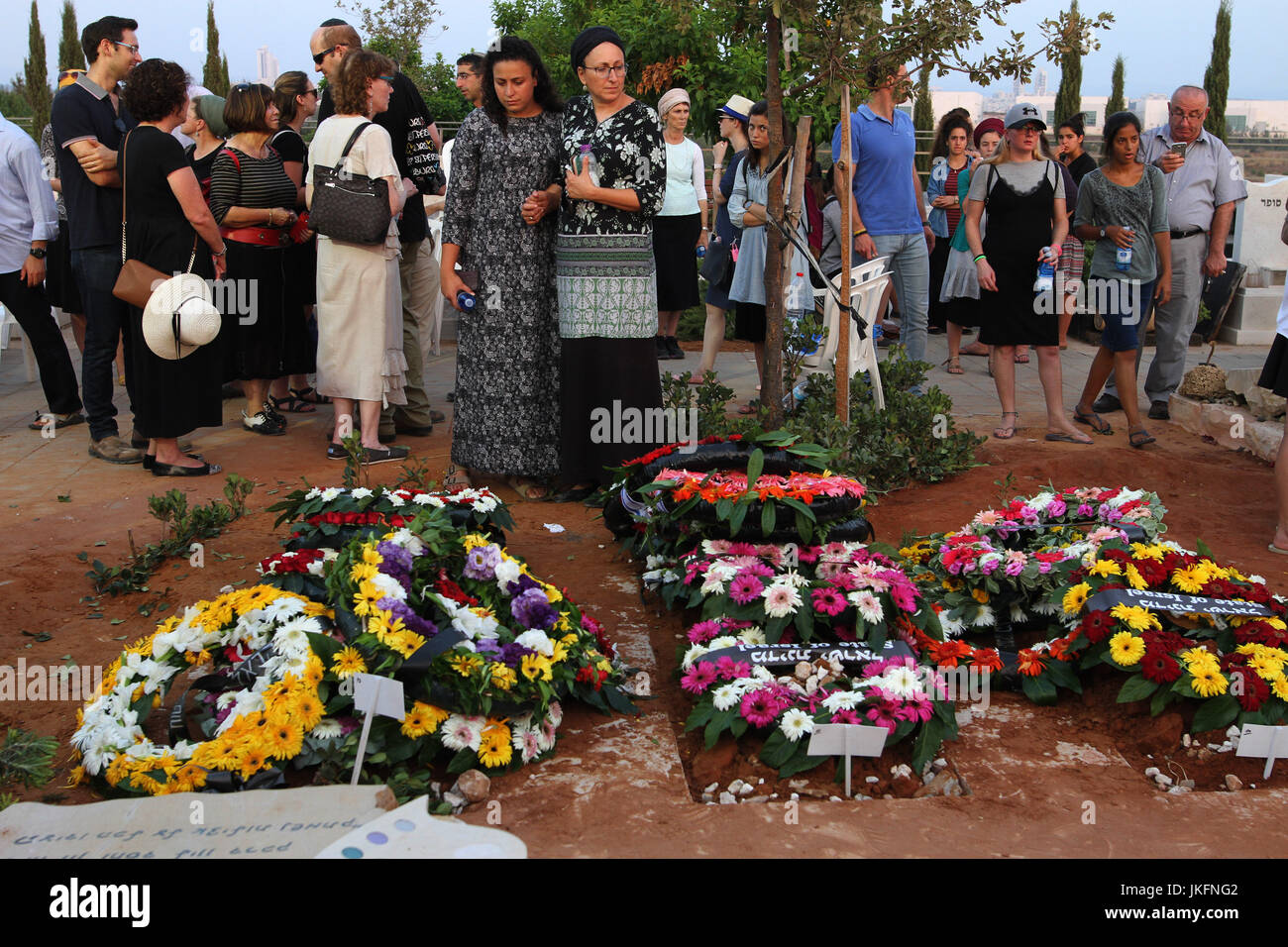 Modi'in, Modi'in Friedhof. 23. Juli 2017. Menschen besuchen die Beerdigung der drei Israelis getötet in Westjordanland Siedlung von Grossheirath, Modi'in Friedhof, am 23. Juli 2017. Ein Messer schwingende palästinensischer Mann erstochen und drei Israelis getötet und schwer verletzt in der Westbank Siedlung Grossheirath am vergangenen Freitag. Bildnachweis: Gil Cohen Magen/Xinhua/Alamy Live-Nachrichten Stockfoto