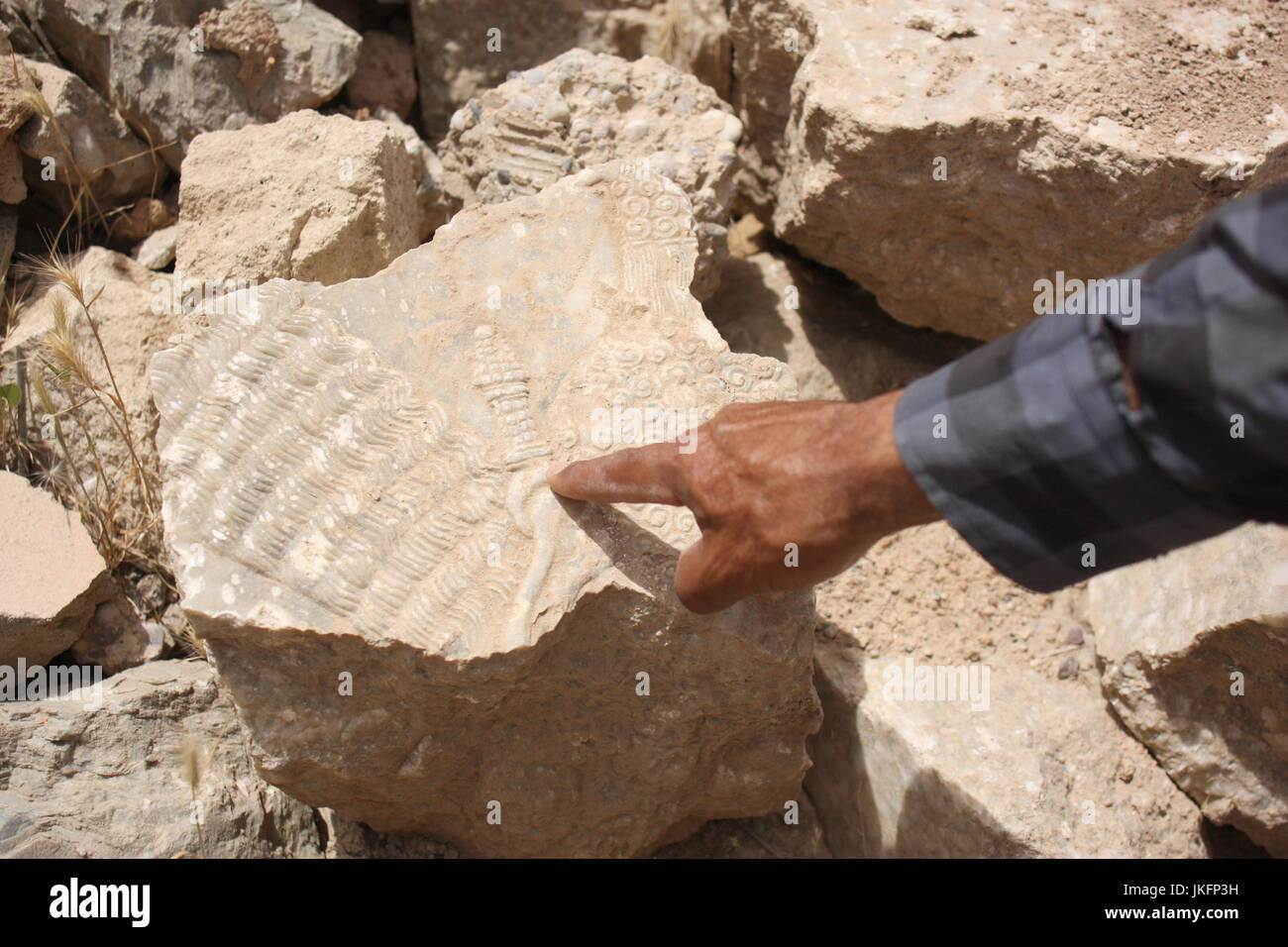 Nimrud, Irak. 11. Mai 2017. Bild von irakischen Abu Jasim zeigen eine zerstörte Wandbild Relief aus fast 3000 Jahre alten Königspalastes in Nimrud im Nordirak, 11. Mai 2017 aufgenommen. Foto: Jan Kuhlmann/Dpa/Alamy Live News Stockfoto