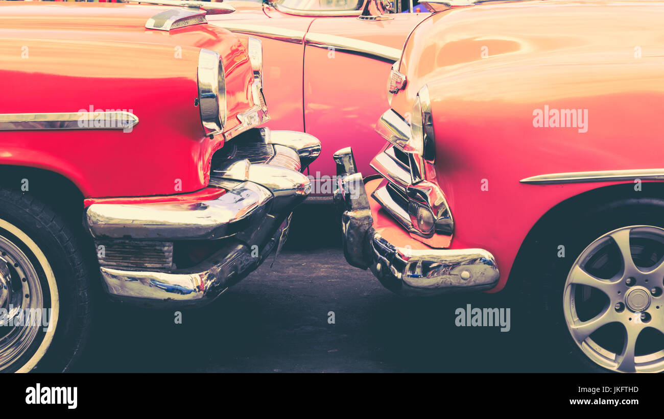 Amerikanische Oldtimer in rot, Orange und Pink, verblasst Retro-Stil aussehen, Havanna, Kuba Stockfoto