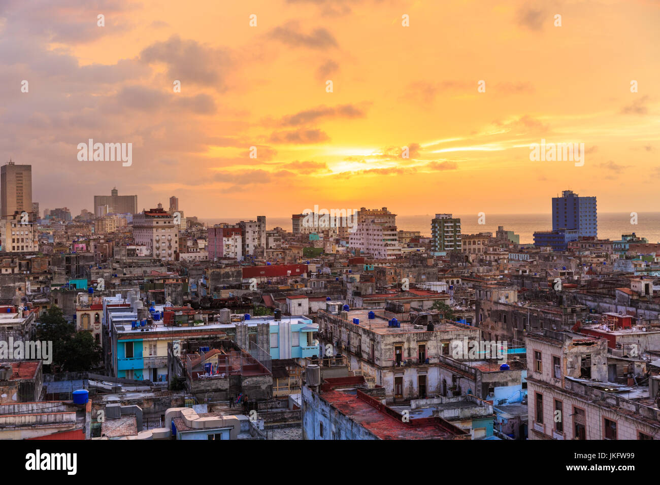 Sonnenuntergang über der Altstadt von Havanna, La Habana Vieja von oben, historischen Dach Altstadtblick, Havanna, Kuba Stockfoto