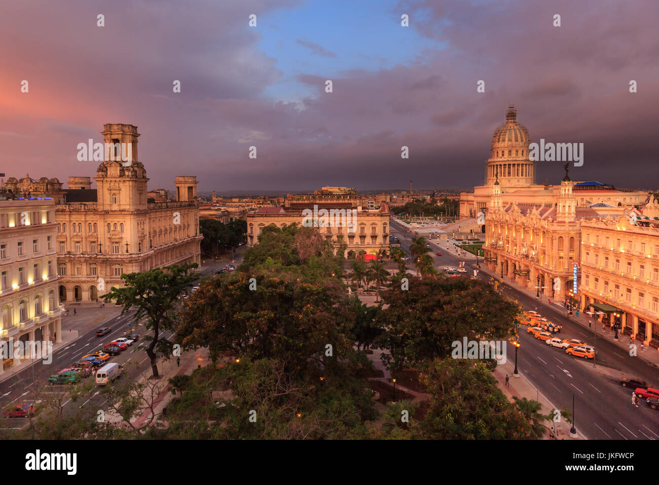 Sonnenuntergang über El Capitolio, Gran Teatro De La Habana, Parque Central und La Habana Vieja, Alt-Havanna von oben, Havanna, Kuba Stockfoto