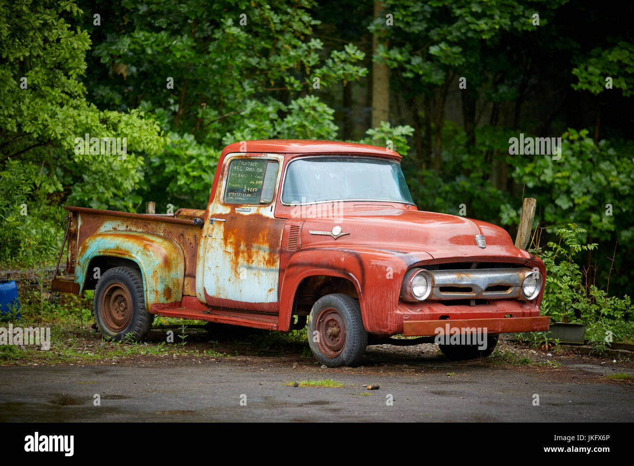 RustyOld amerikanische Oldtimer restaurierungsbedürftig zum Verkauf in der Nähe von Harrogate, North Yorkshire, England. Stockfoto