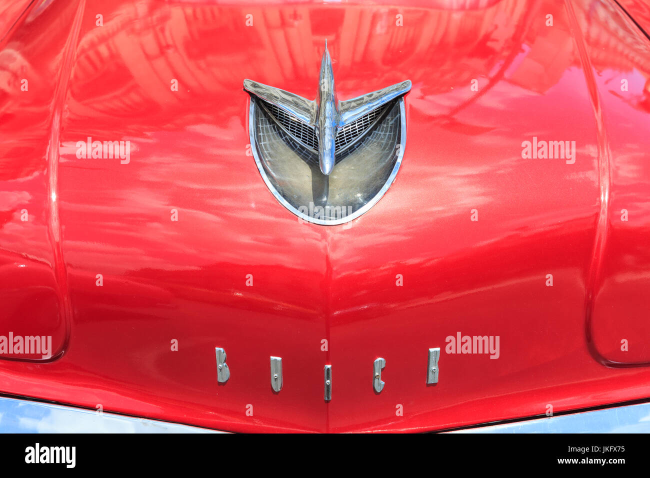 Buick spezielle Kühlerfigur Chrom Flugzeug und ein Logo auf einer 1956 rote Oldtimer Buick in Havanna, Kuba Stockfoto