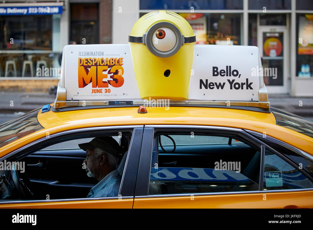 New York City, Manhattan, Schergen, Despicable Me 3 Anzeige auf dem Dach ein gelbes taxi Stockfoto