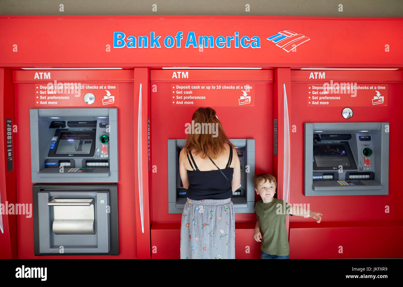 New York City, Manhattan, Bank of America ATM Geldautomaten der Nutzung durch Kunden Stockfoto