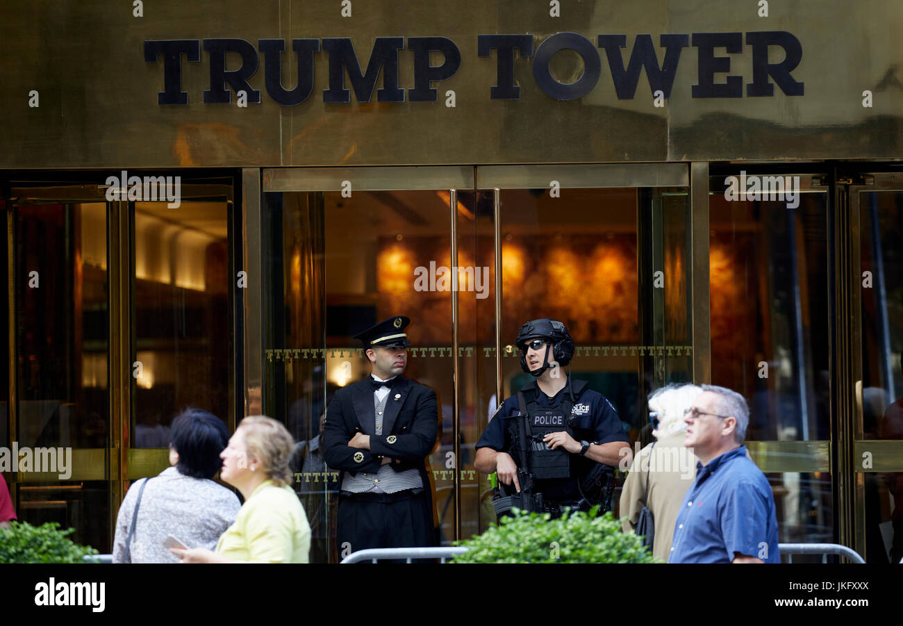New York City, Manhattan, bewaffnete Polizei und Portier am Eingang der Trump Tower auf der 5th Avenue Stockfoto