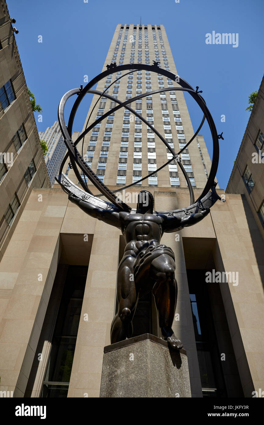 New York City, Manhattan, Vorderseite des Rockefeller Gebäude große Bronze Figur antike griechische Titan Atlas halten den Himmel Bildhauers Lee Lawri Stockfoto