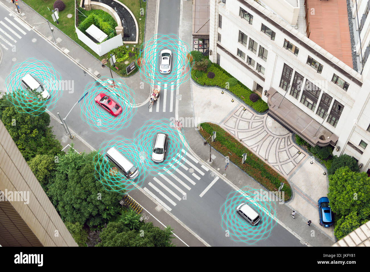 Smart Auto (HUD), autonomen Modus Fahrzeug selbst zu fahren, auf Metro City Road Iot-Konzept mit grafischen Sensor Radar-Signal-System und Internet Sensor conn Stockfoto