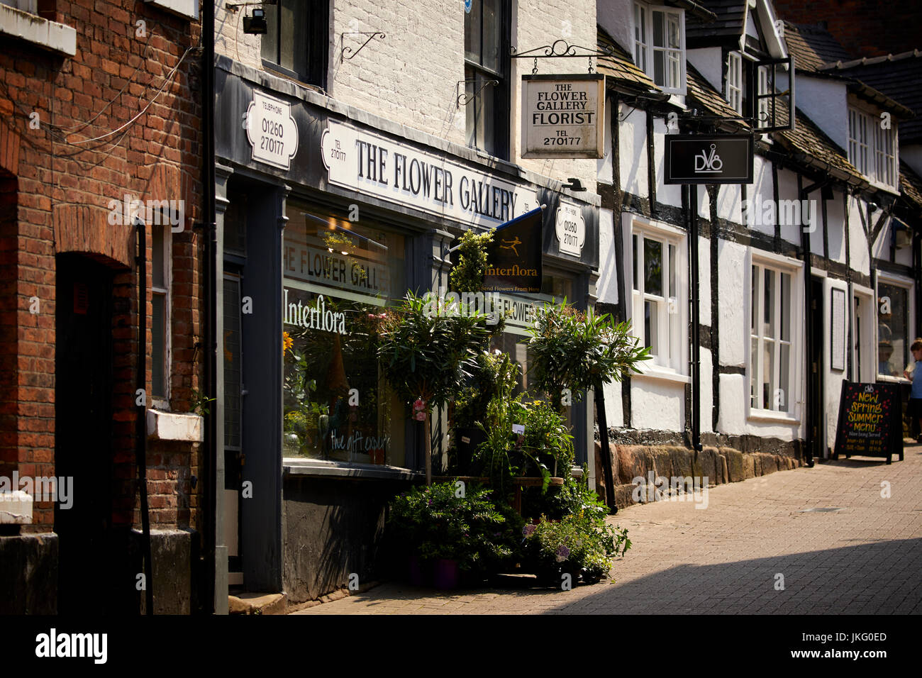 Kleine Straße CongltonTown Centre, Cheshire, England. Die Blume-Galerie, DV8 Bar Tudor-Gebäude. Stockfoto