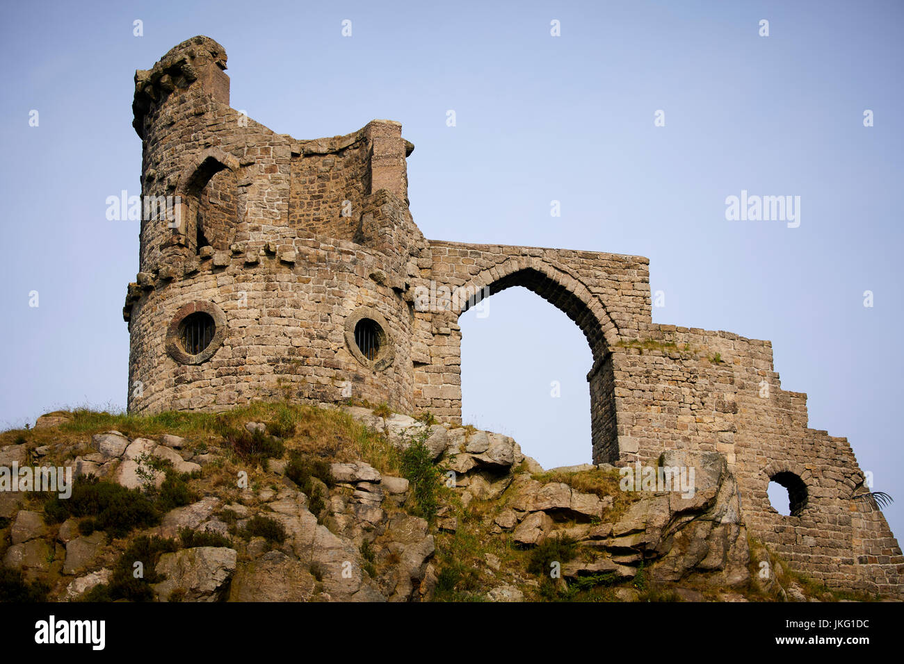 Hillside Wahrzeichen Mow Cop Castle ist eine Torheit Ruinen in der Nähe von Congleton, East Cheshire, England, Grade II denkmalgeschützten Gebäude. Stockfoto