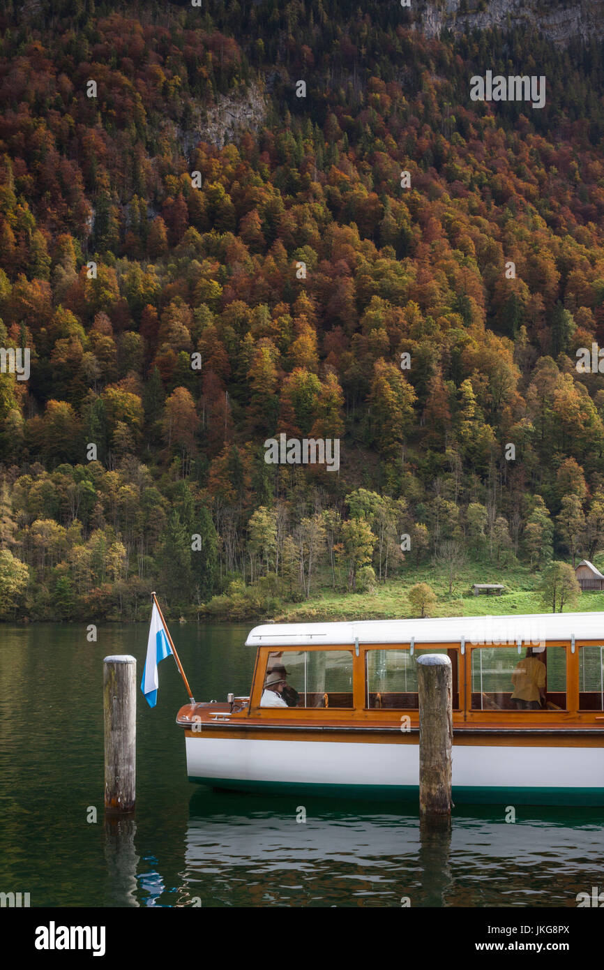 Deutschland, Bayern, Königssee, elektrisch betriebene See Ausflugsboote, fallen Stockfoto