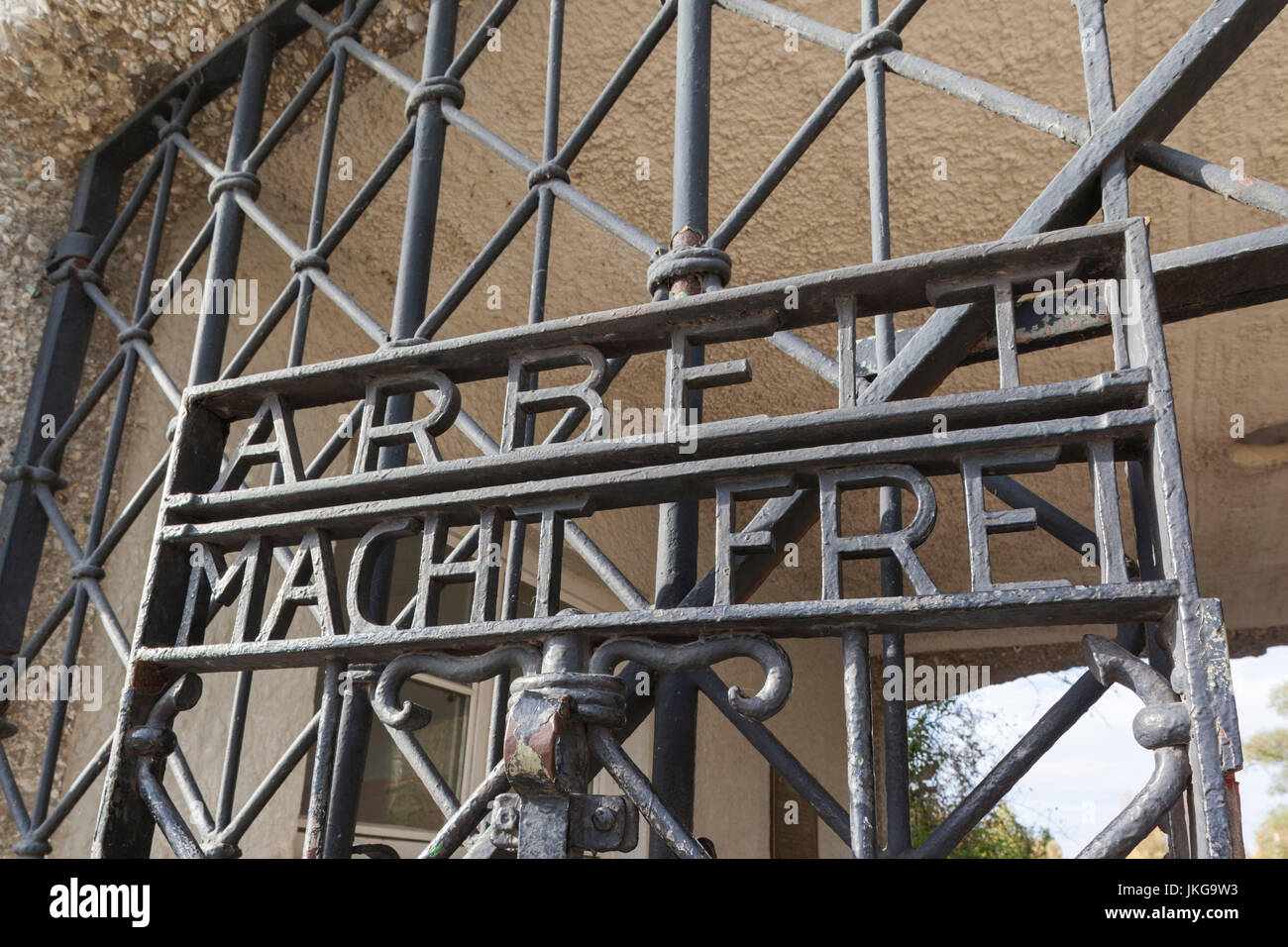 Deutschland, Bayern, München - Dachau, WW-2 Ära Nazi Konzentration Lager, Eingang Tor mit der die Inschrift, Arbeit Macht Frei, Arbeitsgruppen, die Sie kostenlos Stockfoto