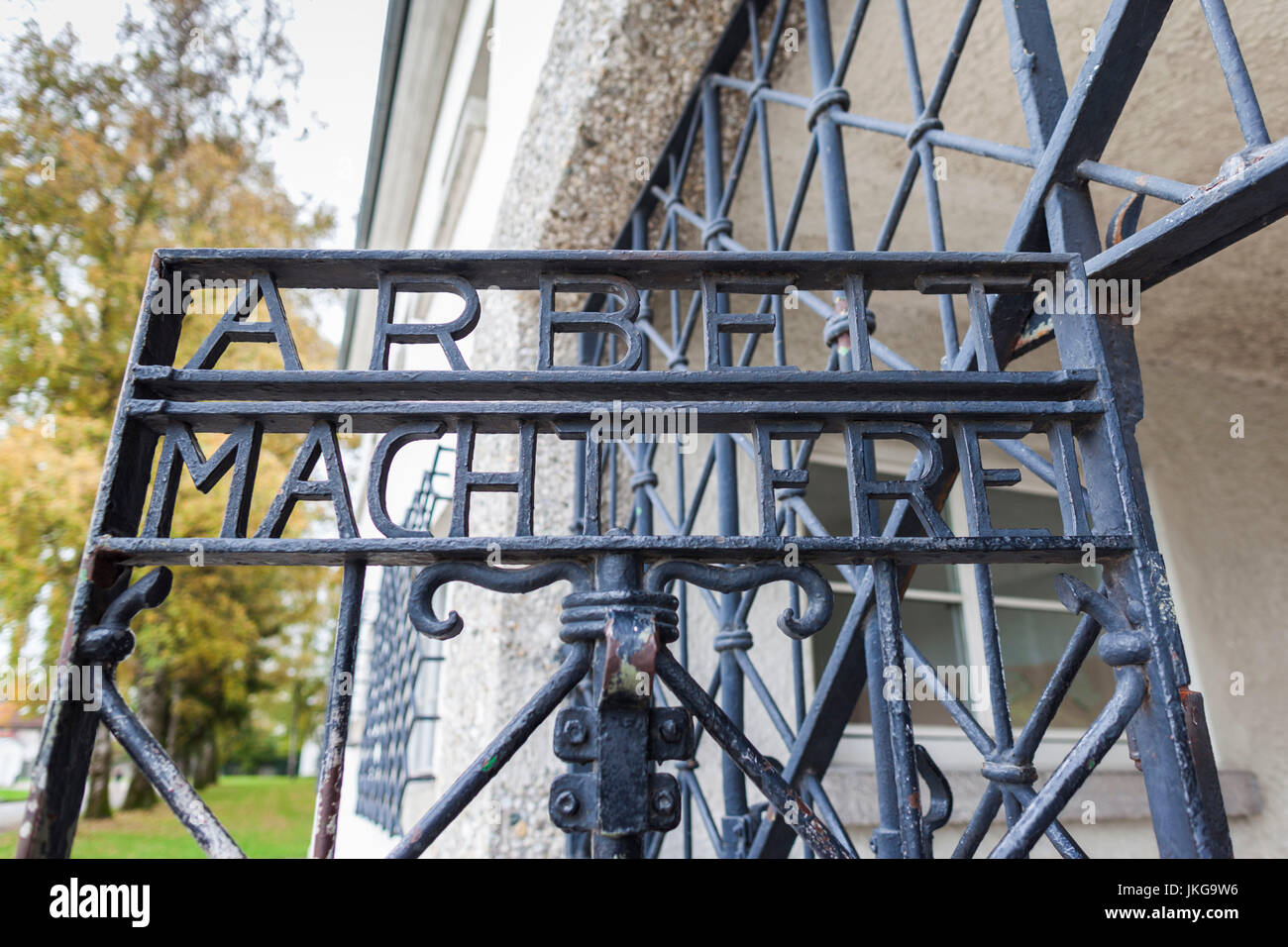 Deutschland, Bayern, München - Dachau, WW-2 Ära Nazi Konzentration Lager, Eingang Tor mit der die Inschrift, Arbeit Macht Frei, Arbeitsgruppen, die Sie kostenlos Stockfoto