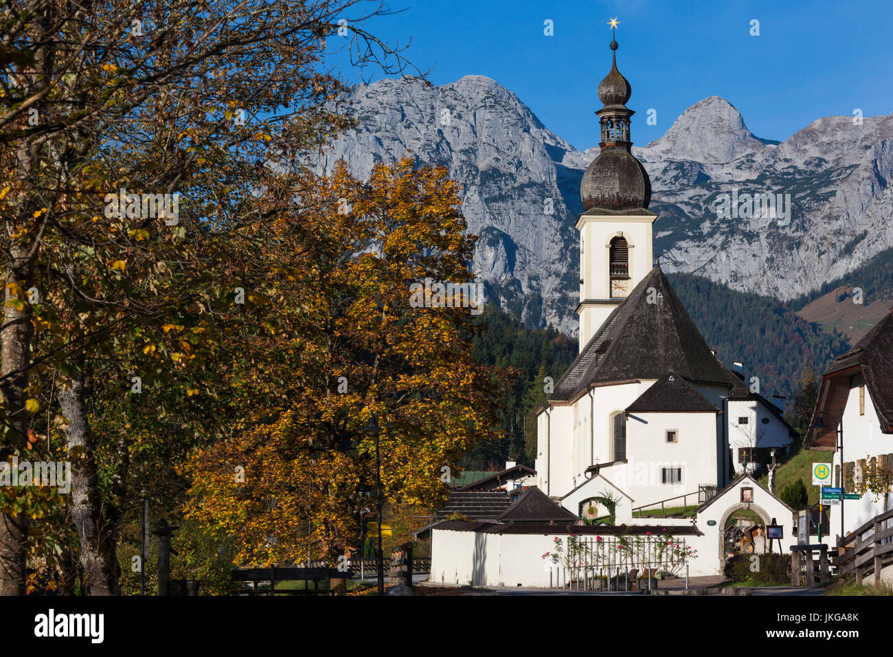 Deutschland, Bayern, Ramsau, Ramsau Kirche fallen Stockfoto