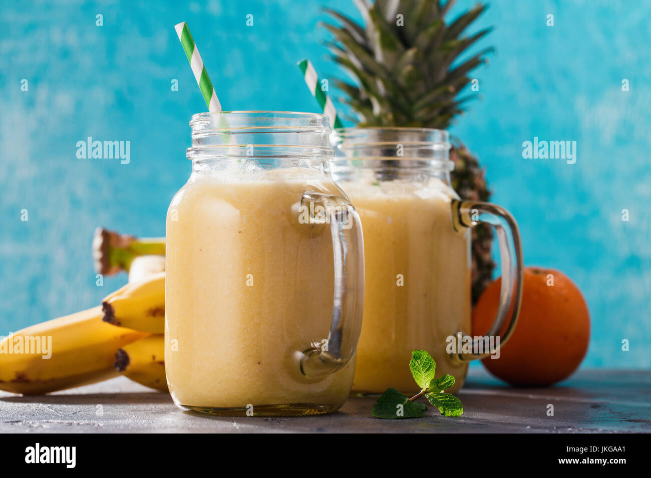Smoothies Ananas, Banane und Orange im Weckglas, Nahaufnahme Stockfoto