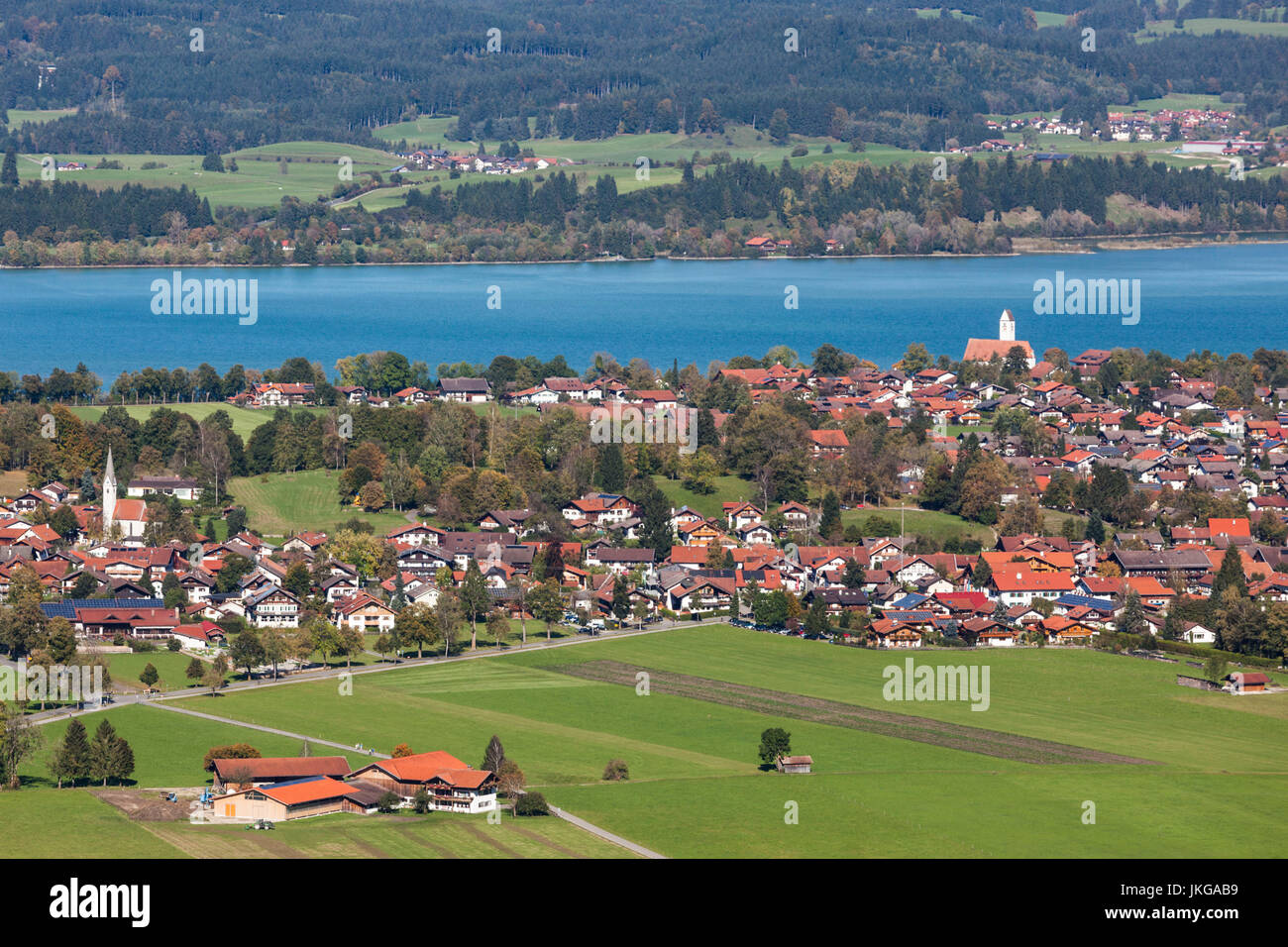 Deutschland, Bayern, Schwangau, Blick auf die erhöhten Stadt mit Forggensee See fallen Stockfoto