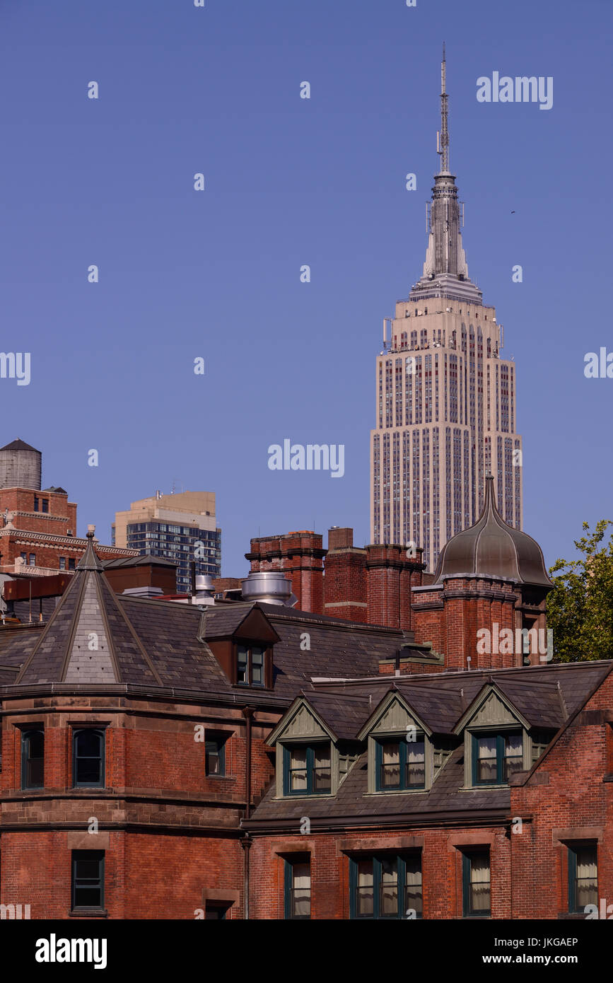 Das Empire Building überragt die Stadt mit Dächer im Vordergrund. In Manhattan, New York City gedreht. Stockfoto