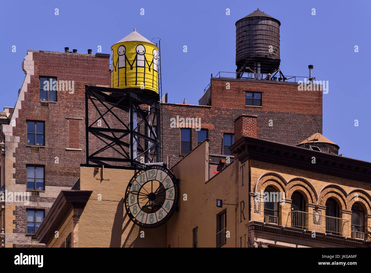 Dächer mit Wassertanks in Manhattan, New York City. Stockfoto