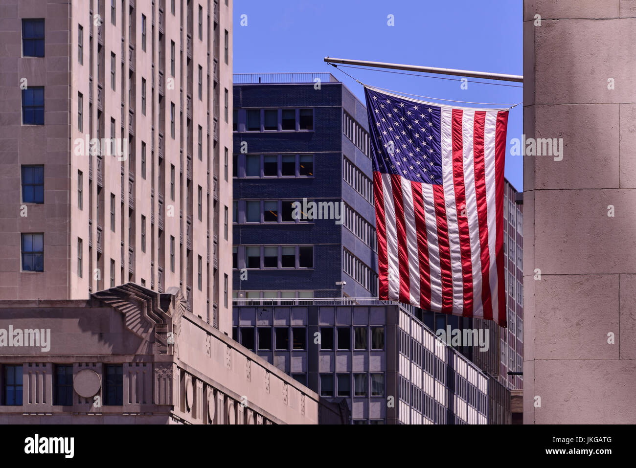 Amerikanische Flagge auf dem Display im Beton-Dschungel, der Manhattan, New deiner Stadt ist. Stockfoto