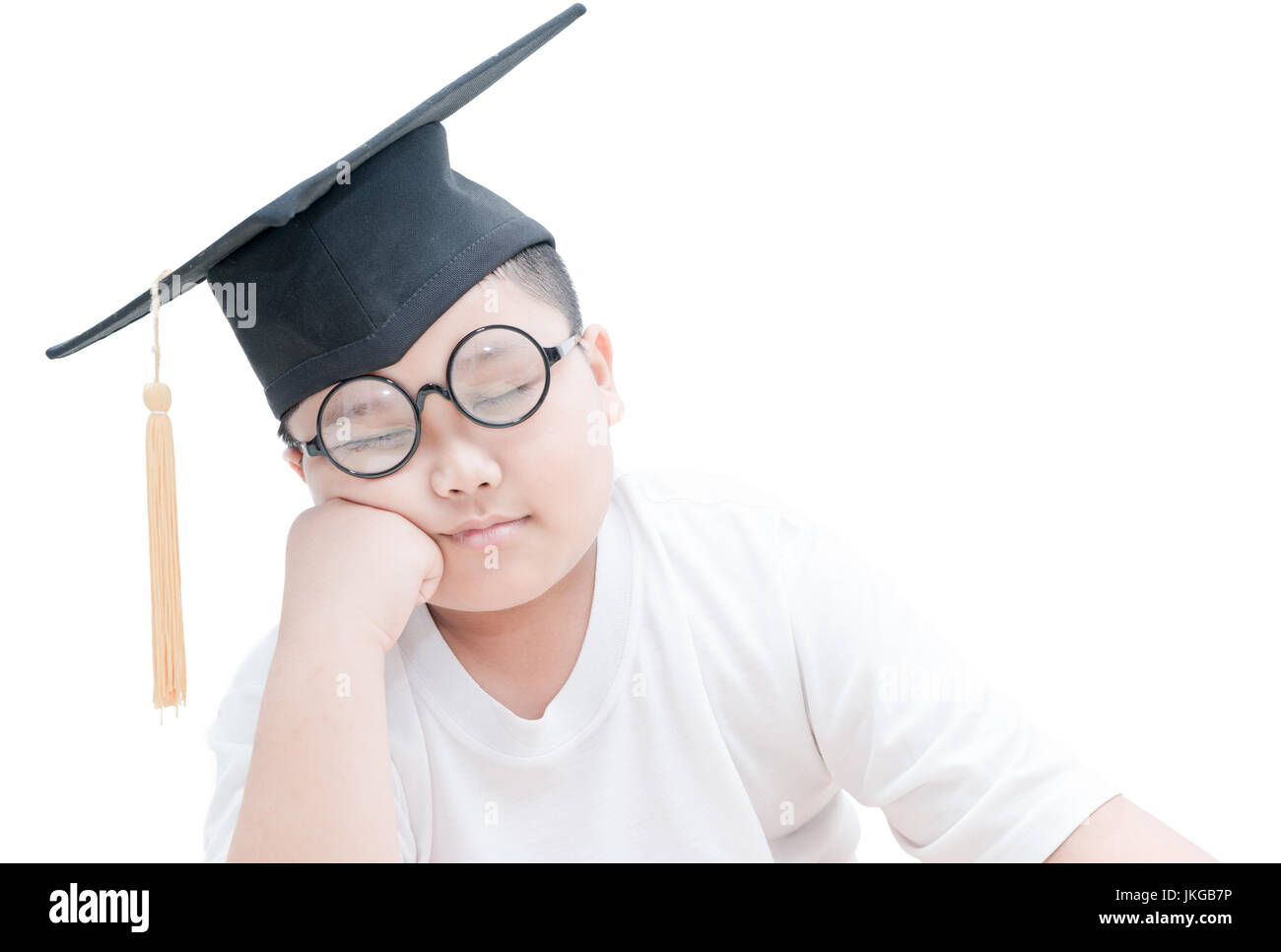 Asiatische Schule Kind graduate Schlaf mit Graduation Cap isoliert auf weißem Hintergrund Stockfoto