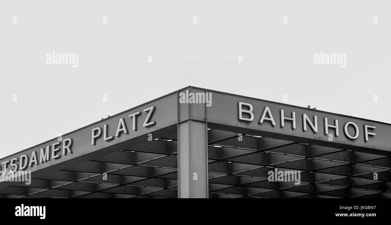 BERLIN-26. SEPTEMBER: Moderne Architektur des Haupteingangs des Bahnhofs Potsdamer Platz, Berlin, Deutschland, im September 26,2012. Stockfoto