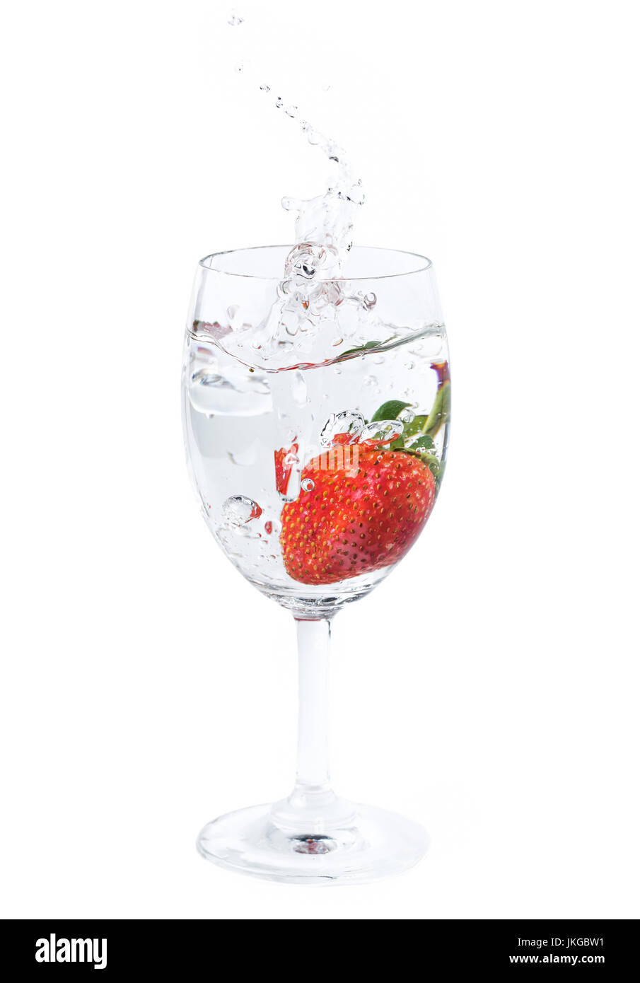 frische Erdbeeren fiel ins Wasser im Weinglas mit Schuss auf weißem Hintergrund Stockfoto