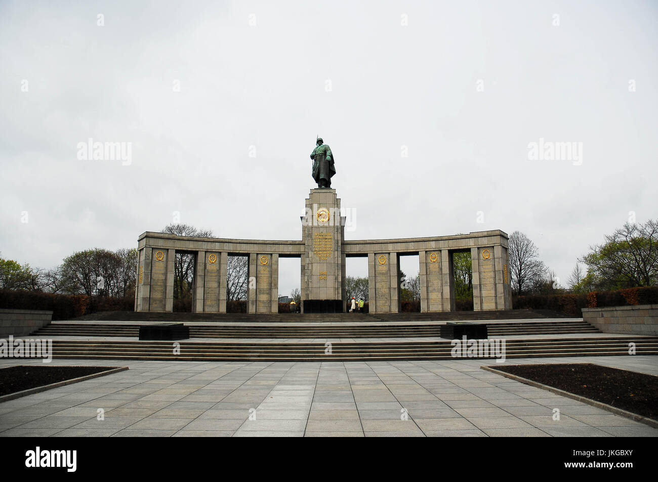 BERLIN-4. APRIL: Sowjetische Weltkrieg Denkmal im Tiergarten, Bezirk Mitte, Berlin, Deutschland, am 4. April 2011. Stockfoto
