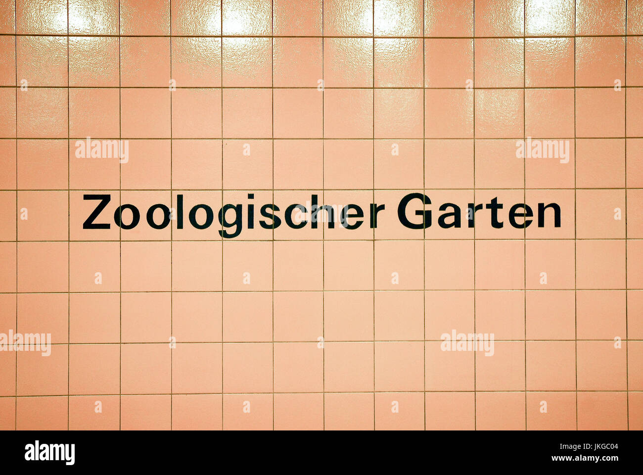 Berlin Zoo Garten u-Bahn Sendernamen angezeigt. Stockfoto