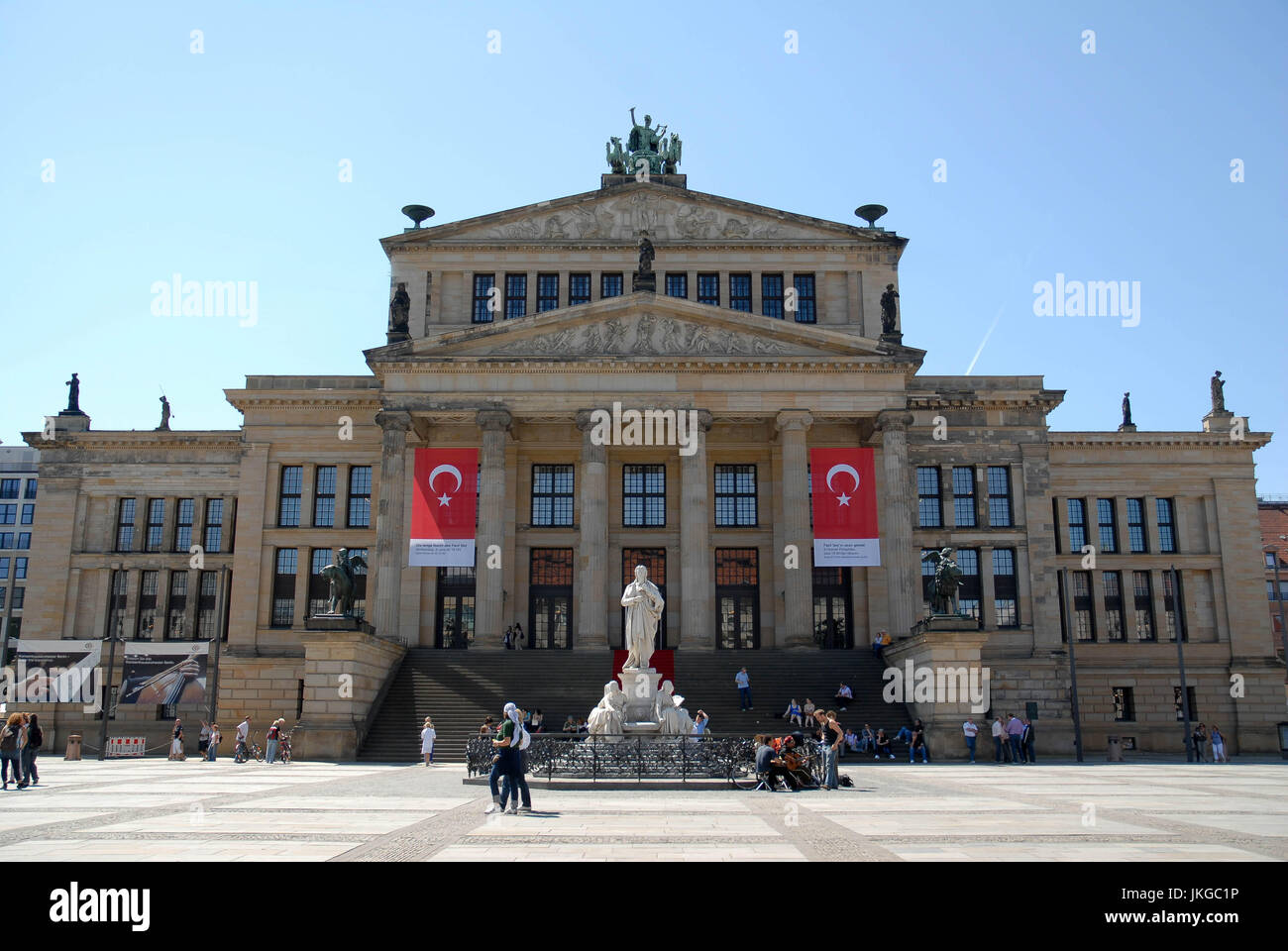 BERLIN-Juni 2: Nicht identifizierten Personen vor dem Haupteingang und im Treppenhaus des Konzerthauses in Gendarmenmarkt, Berlin, Deutschland am 2. Juni 20 Stockfoto
