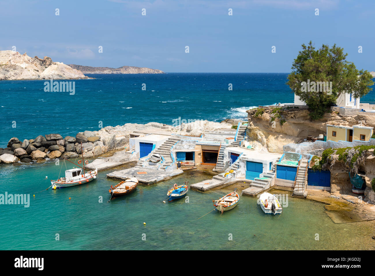 Malerisches Fischerdorf Dorf Mandrakia mit traditionellen Behausungen für die Boote (aneinandergereihten), Insel Milos. Griechenland. Stockfoto