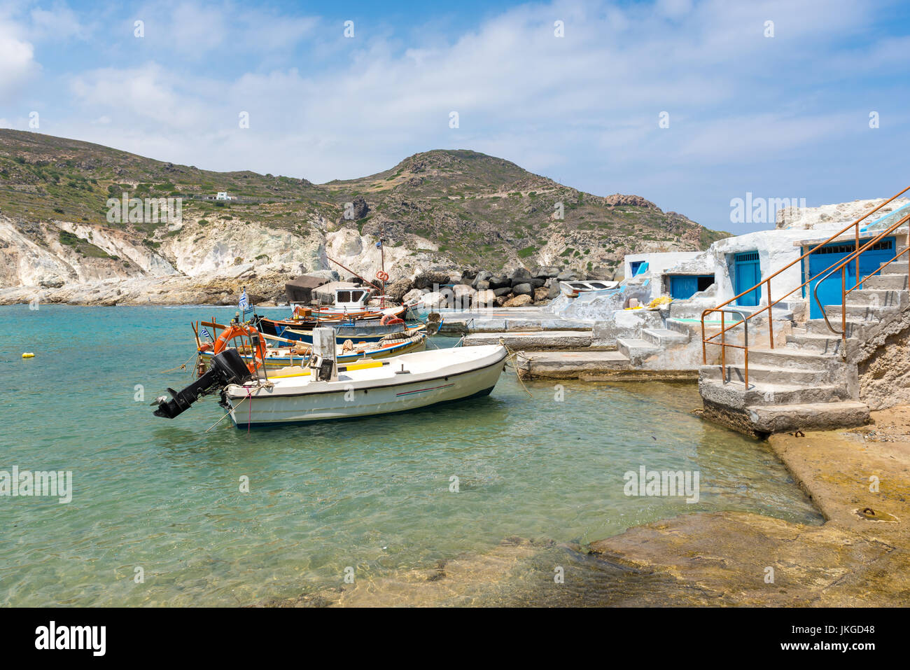 Malerisches Fischerdorf Dorf Mandrakia mit traditionellen Behausungen für die Boote (aneinandergereihten), Insel Milos. Griechenland. Stockfoto