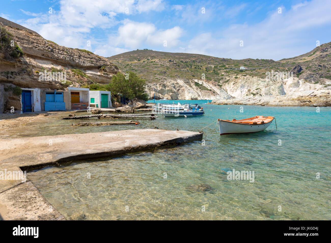 Malerisches Fischerdorf Dorf Mandrakia mit traditionellen Behausungen für die Boote (aneinandergereihten), Insel Milos. Griechenland. Stockfoto