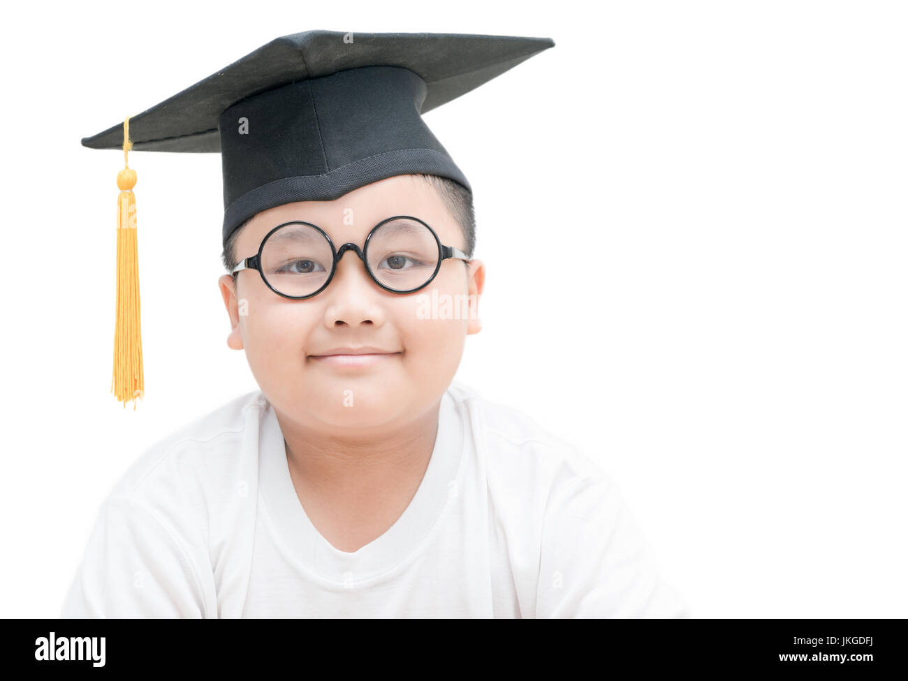Asiatische Schule Kind graduate Lächeln mit Graduation Cap isoliert auf weißem Hintergrund Stockfoto