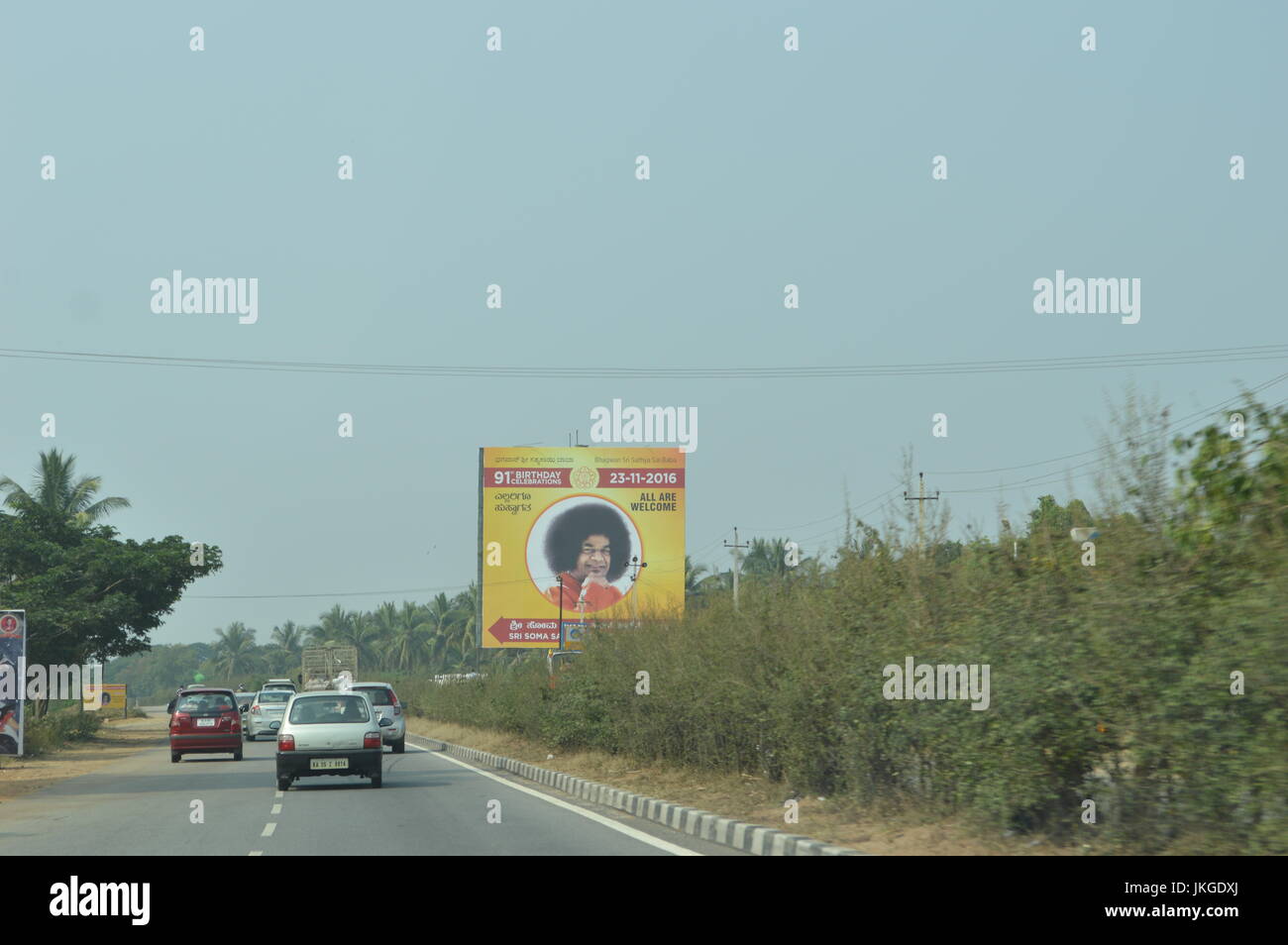 Sai Baba Plakatwerbung ein nigungs-Fpr was im 91. Geburtstag gewesen wäre. Dies war auf dem Weg nach Mysore gesehen. Stockfoto