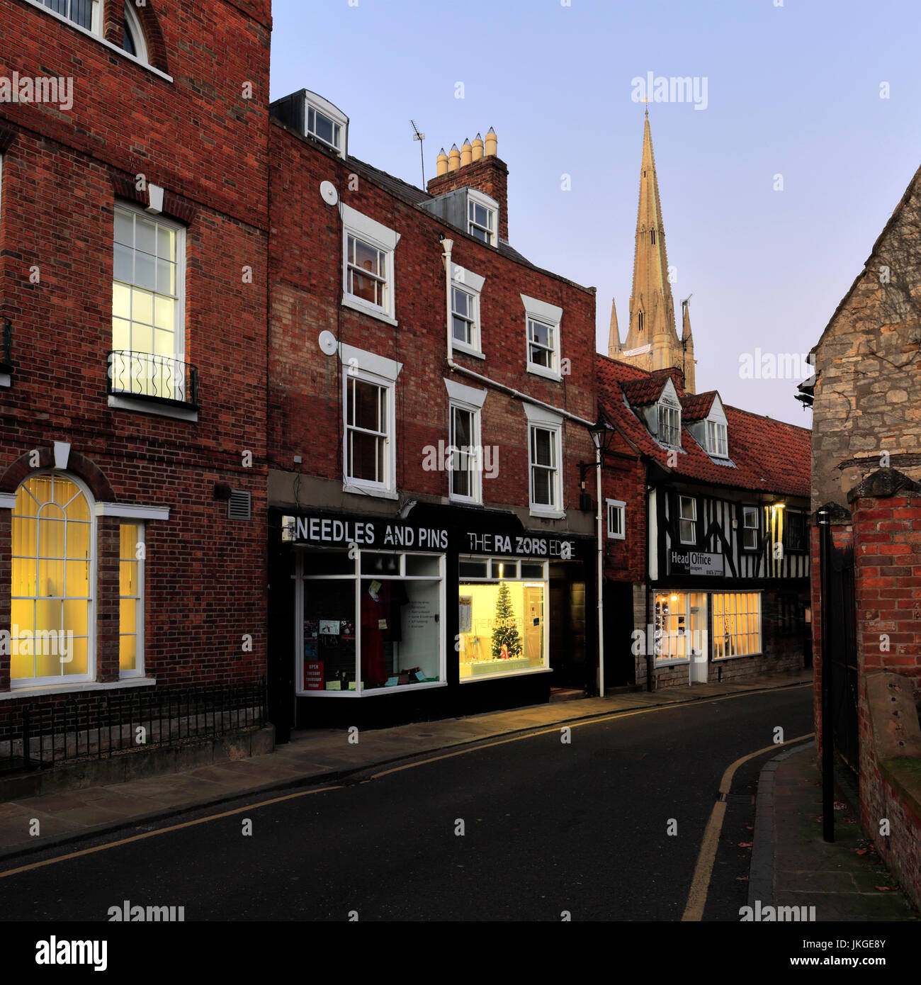 Georgianischen Gebäuden entlang der Vine Street in der Nacht, Kirche St. Wulframs Grantham Town, Lincolnshire, England, UK Stockfoto