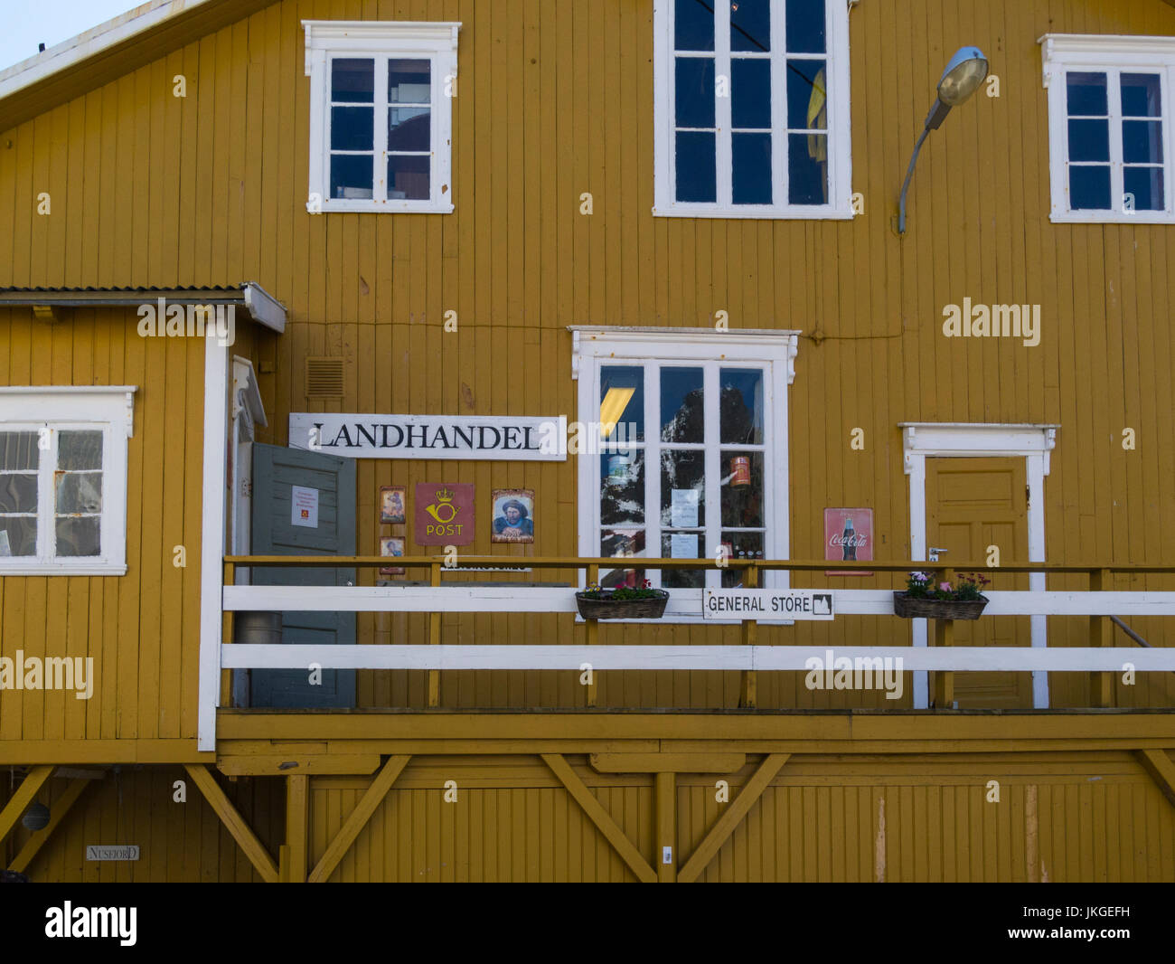 Ocker farbigen Gebäude Gemischtwarenladen in Nusfjord Flakstadøy eine der Hauptinseln der Lofoten Inselgruppe Norwegen noch offen für Geschäfte betrieben für o Stockfoto