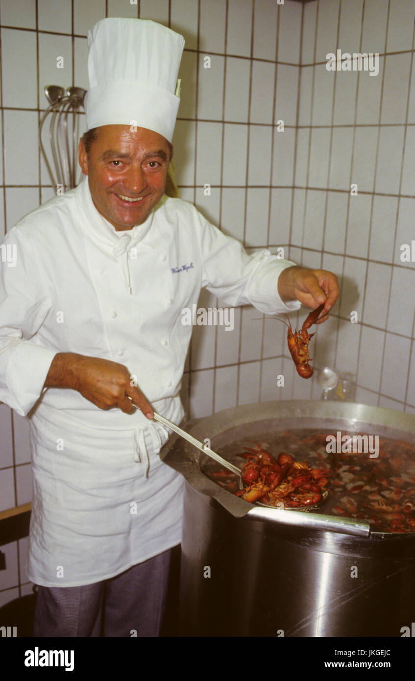 Werner Vögeli Chef bei Opera Källaren in Stockholm mit Crayfich vor der Saison beginnen 1988 Stockfoto