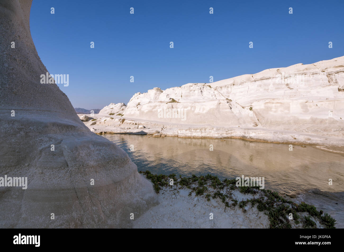 Sarakiniko Strand: die mondähnliche malerischen weißen Felsformationen in Insel Milos, Griechenland Stockfoto
